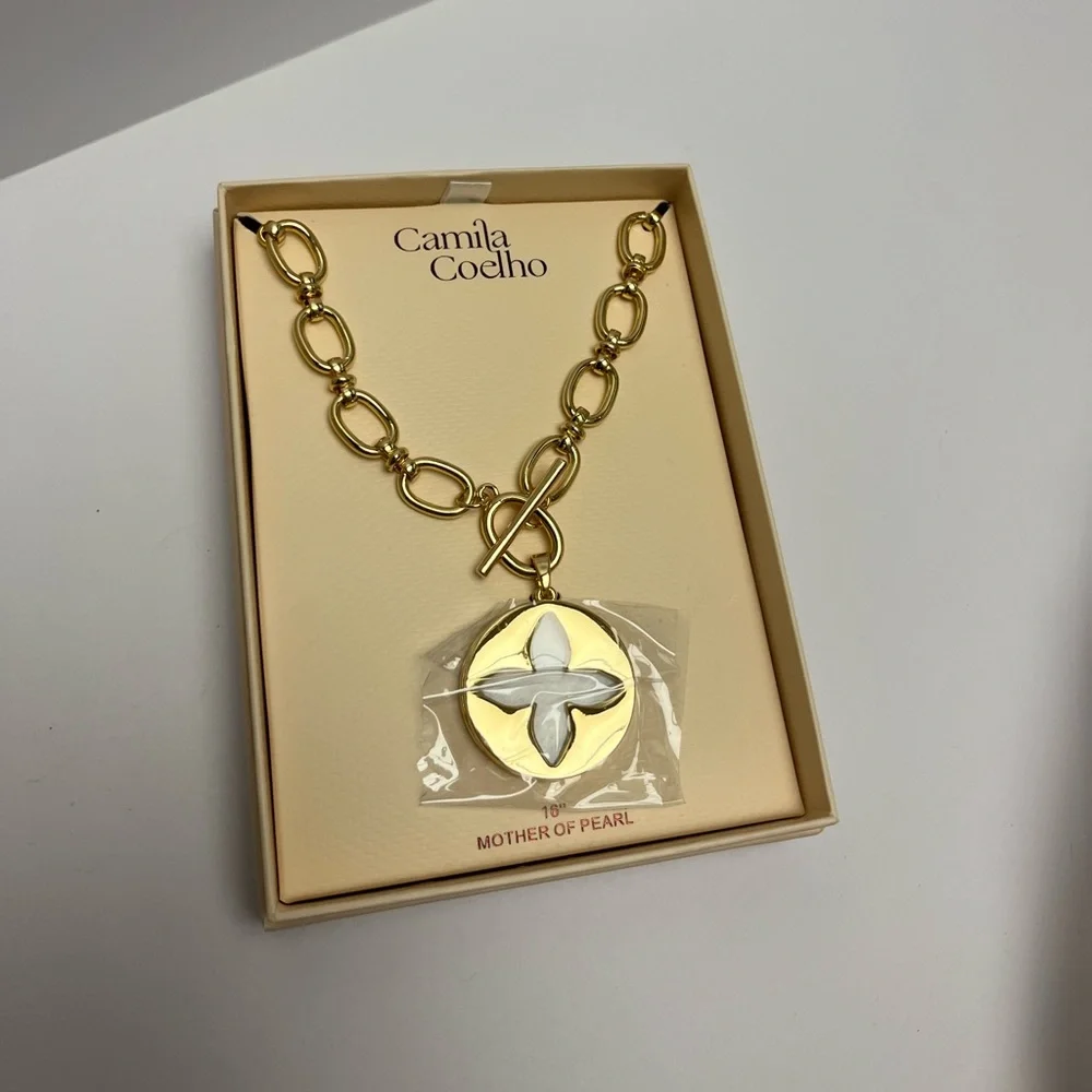 NWT ⚜️🤍⚜️ Camila Coelho Gorgeous Mother of Pearls medallion Necklace - Picture 15 of 16